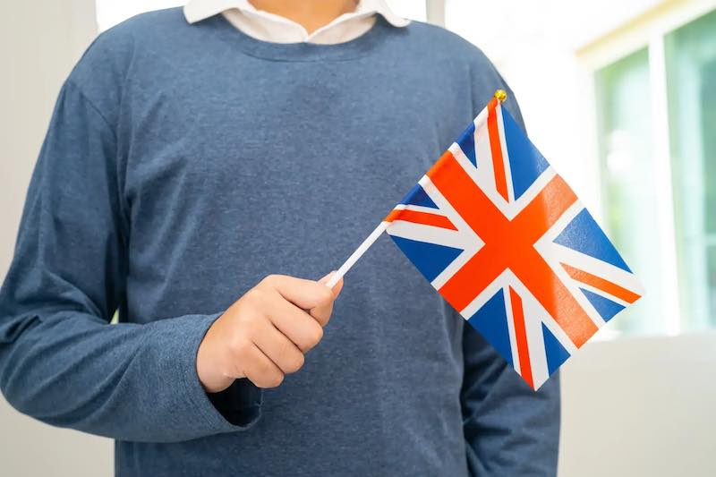 Jeune garçon tenant un drapeau du Royaume-Uni