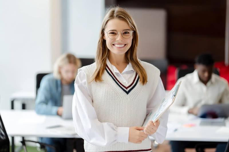 Professeur d'anglais souriante avec ses élèves