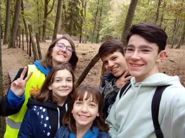 Jeunes souriants en stage de langue